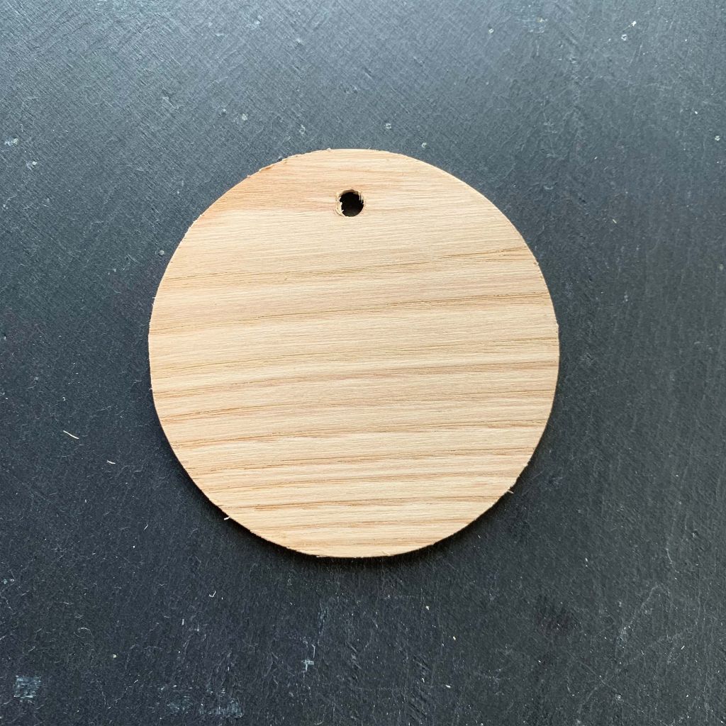 Etiquette à suspendre ronde en châtaignier Ø9cm