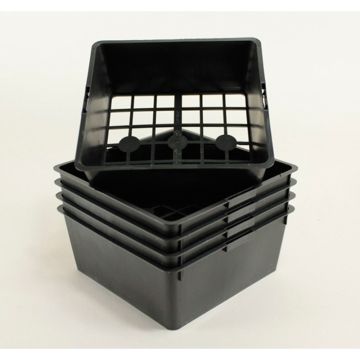 Musta tarjotin 4 ruukulle, koko 7 x 7 x 6,4 cm – myydään 5 kappaleen pakkauksissa.