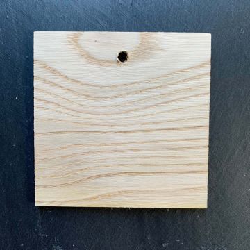 Neliönmuotoinen kastanjapuinen roikkuva nimilappu 9,5 x 9,5 cm
